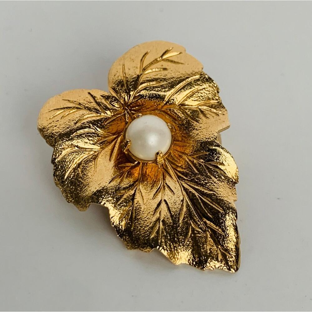 Vintage Sarah Coventry Leaf Pearl Brooch